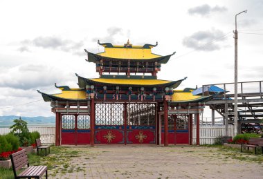 Ivolginsky Datsan 'ın ana kapısı. Ivolginsk, Buryatia Cumhuriyeti, Rusya 'da yer almaktadır..