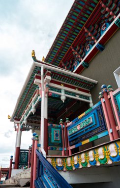 Ivolginsky Datsan bölgesindeki yeşil Tara tapınağının güzel dekore edilmiş verandası..