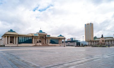 Ulaanbaatar, Moğolistan - 8 Ağustos 2018: Moğolistan Devlet Tarihi Müzesi ile Sukhbaatar Meydanı veya Cengiz Han Meydanı.