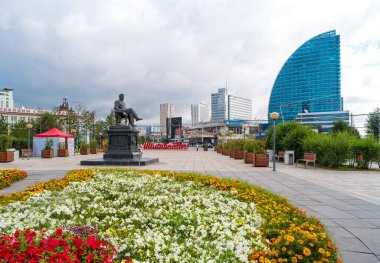 Ulaanbaatar, Moğolistan - 8 Ağustos 2018: Ulaanbaatar ve şehir merkezindeki Blue Sky Oteli arkaplanındaki Yumjaagiin Tsedenbal Anıtı.