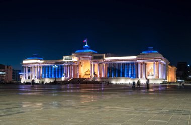 Ulaanbaatar, Moğolistan - 8 Ağustos 2018: Moğolistan Devlet Tarihi Müzesi Sukhbaatar Meydanı 'nda gece aydınlatmasıyla.