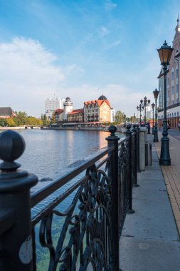 Kaliningrad, Rusya - 21 Eylül 2018: Pregolya Nehri 'nin balık köyü ve deniz feneriyle dolumu.