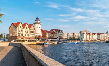 Kaliningrad, Rusya - 21 Eylül 2018: Deniz fenerli Balık Köyü. Kant Adası 'ndan Pregolya Nehri' nin setinin manzarası.
