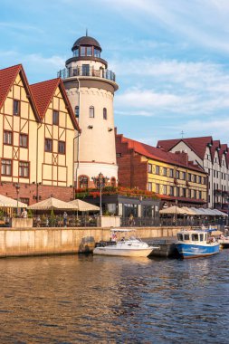 Kaliningrad, Rusya - 21 Eylül 2018: Pregolya Nehri seti üzerindeki Balık Köyü ve deniz feneri manzarası.