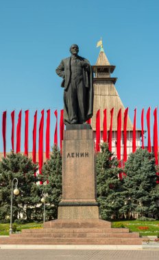 Astrakhan, Rusya - 12 Eylül 2017: Vladimir Lenin 'in Astrakhan Kremlin Kulesi' nin arka planındaki heykeli.