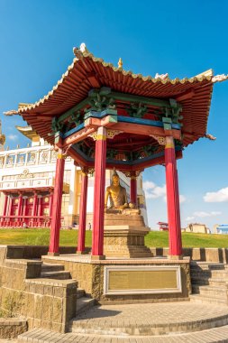 Elista, Rusya - 12 Eylül 2017: Budist tapınağı yakınlarındaki büyük öğretmen Vimuktisena 'nın heykeli 