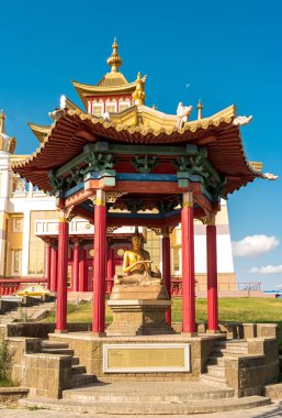 Elista, Rusya - 12 Eylül 2017: Budist tapınağı yakınlarındaki büyük öğretmen Haribhadra 'nın heykeli 