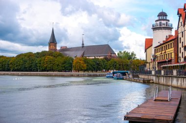 Kant adasındaki Koenigsberg Katedrali ya da Kneiphof adası ve Balıkçı Köyü manzarası. Kaliningrad 'da sonbaharda yağmur sırasında.