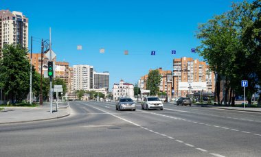 Tyumen, Rusya - 15 Temmuz 2018: Tyumen kentindeki Pervomaiskaya Caddesi manzarası.