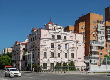Tyumen, Rusya - 15 Temmuz 2018: Pervomaiskaya Caddesi manzarası. Tyumen 'in mimarisi.