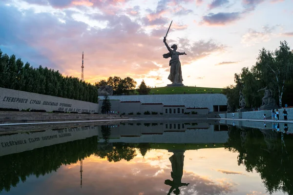 俄罗斯伏尔加格勒 2017年8月28日 祖国号呼叫 日落时的雕像 Mamayev Kurgan历史和纪念馆建筑群 — 图库照片