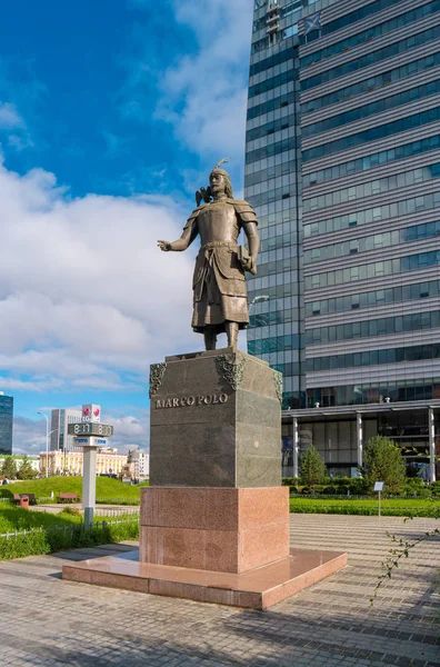 Ulaanbaatar Mongolia Agosto 2018 Statua Marco Polo Sullo Sfondo Edifici — Foto Stock