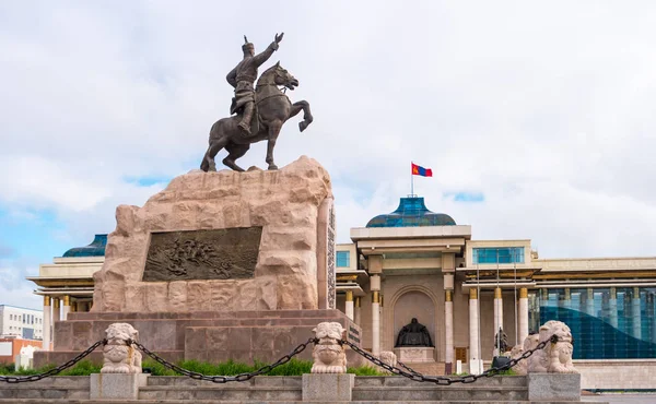 Ulaanbaatar, Moğolistan - 8 Ağustos 2018: Moğol devrimci kahraman Sukhbaatar ve Moğolistan Devlet Tarihi Müzesi 'nin Cengiz Han heykeli.