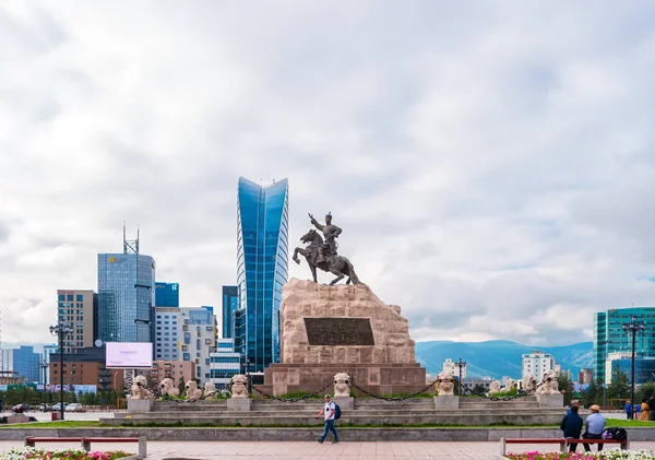 Ulaanbaatar, Moğolistan - 8 Ağustos 2018: Gökdelenlerin arkaplanına karşı Moğol devrimci kahraman Sukhbaatar 'ın heykeli.