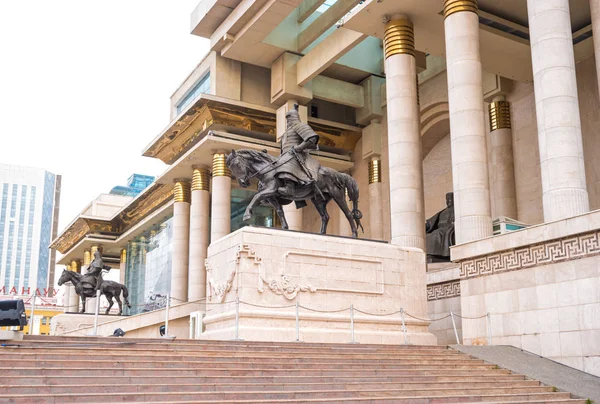 Ulaanbaatar, Moğolistan - 8 Ağustos 2018: Cengiz Han Heykeli ve komutanlar Boorchi ve Muqali Sukhbaatar Meydanı 'nda. Moğolistan Devlet Tarihi Müzesi.