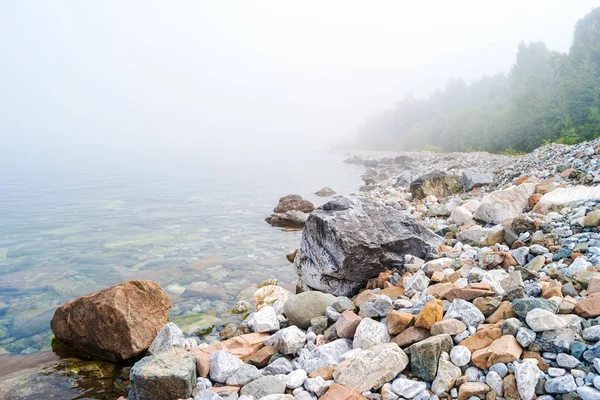 Kamienny Krajobraz Plaży Jeziora Bajkał Mgle Atmosferyczny Krajobraz Lata Syberia — Zdjęcie stockowe