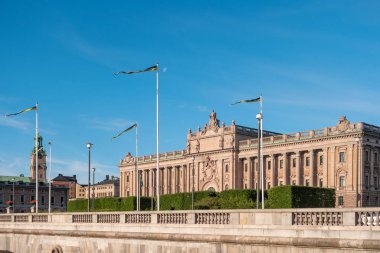 Yazın sabah Stockholm 'deki Parlamento Binası manzarası. İsveç başkentinin manzarası.