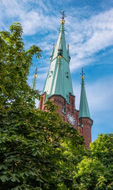 Stockholm, İsveç 'teki Klara Kilisesi saatleriyle çan kulesinin kulesi..
