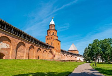 Veliky Novgorod, Rusya. Eski Kremlin duvarı ve yaz günü yeşil ağaçlı Kokui Kulesi..