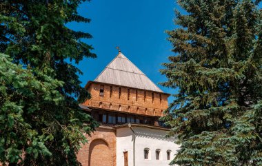 Veliky Novgorod, Rusya 'daki eski Kremlin. Pokrovskaya Kulesi ile Novgorod Detinets 'in bölümü.