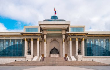 Ulaanbaatar, Moğolistan - 8 Ağustos 2018: Cengiz Han heykeli ortada, Sukhbaatar Meydanı 'nda Boorchi ve Muqali heykelleri bulunuyor. Moğolistan Devlet Tarihi Müzesi.