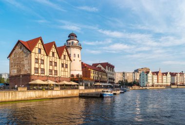 Kaliningrad, Rusya - 21 Eylül 2018: Kant Adası 'ndan Pregolya Nehri' nin seti ile birlikte Balık Köyü 'nün deniz feneri.