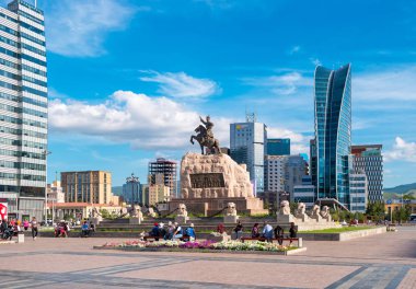 Ulaanbaatar, Moğolistan - 8 Ağustos 2018: Gökdelenlerin arkaplanına karşı Moğol devrimci kahraman Sukhbaatar anıtının görüntüsü. Burası turistik bir yer..