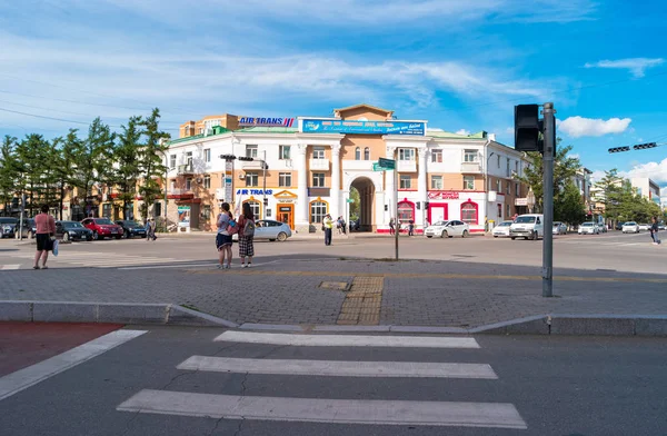 Ulaanbaatar Mongolia August 2018 Policeman Adjusts Traffic Sukhbaatar Street — Stock Photo, Image