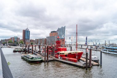 Hamburg, Almanya - 27 Haziran 2019: Niederhafen Limanı 'ndaki Das Feuerschiff restoranı ve Elbphilharmonie konser salonu ile Cityscape view.