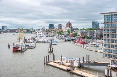 Hamburg, Almanya - 27 Haziran 2019: Gözlem güvertesinden şehir manzarası ve liman Elbphilharmonie Hamburg.