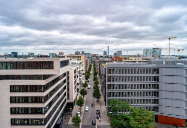 Hamburg, Almanya. Hafencity bölgesindeki modern binaların olduğu caddenin yukarıdan görüntüsü.