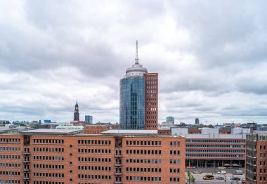 Hamburg, Almanya - 27 Haziran 2019 Gözlem güvertesinden Cityscape view ve Taylor Wessing binası The Elbphilharmonie Hamburg.