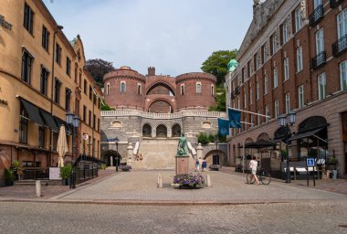 Helsingborg, İsveç - 25 Haziran 2019: Terrace Basamakları 'nın arka planında Davut heykeli olan Konsul Trapps kapaklarının görüntüsü.