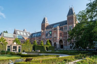 Amsterdam, Hollanda - 30 Haziran 2019: Hollanda Ulusal Müzesi cepheli Rijksmuseum bahçesi.