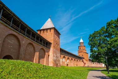 Veliky Novgorod, Rusya. Yaz günü Knyazhaya Kulesi ve Kokui Kulesi ile Kremlin duvarı manzarası.