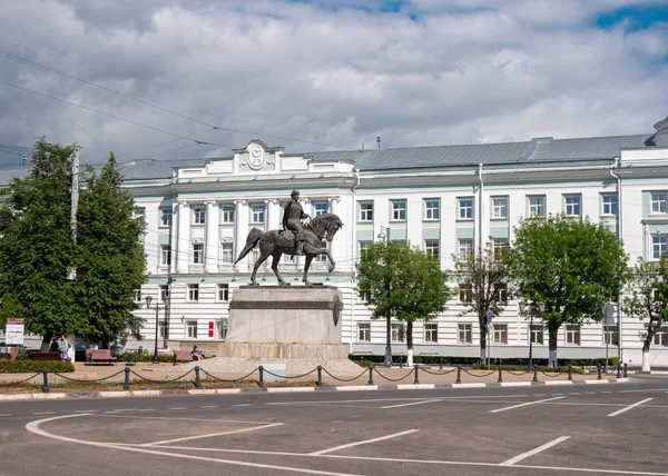 Tver, Rusya - 16 Haziran 2019: Sovetskaya Meydanı 'ndaki Tver Anıtı.
