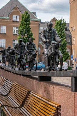 Vasteras, İsveç - 23 Haziran 2019: Stora Torget 'taki bisikletçi Aseastrommen Anıtı (