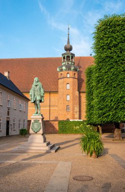 Kopenhag, Danimarka - 26 Haziran 2019: Rigskansler Peder Griffenfeld heykeli ile birlikte heykeltıraş Christian Carl Martin-Hansen (1877-1941)).