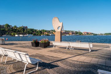 Stockholm, İsveç - 23 Haziran 2019: Heykeltıraş Christian Berg 'ün soyut heykeli Evert Taube adlı terasta bulunmaktadır..