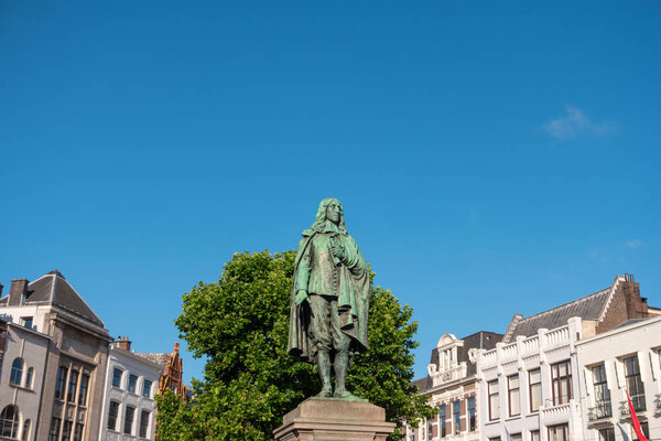 Гаага, Нидерланды - 1 июля 2019 года: Памятник установлен в память советника Йохана де Витте на площади Буйтенхоф
.