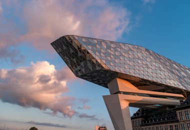 Antwerp, Belçika - 2 Temmuz 2019: gündoğumunda Havenhuis manzarası. Antwerp limanının merkezi..