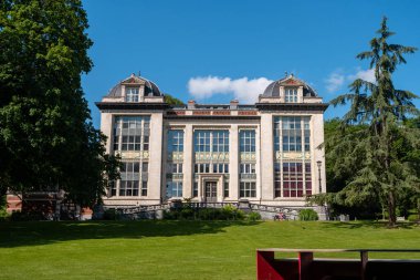 Brüksel, Belçika - 3 Temmuz 2019: Leopold Park 'taki Emil Jacqueman Lisesi.