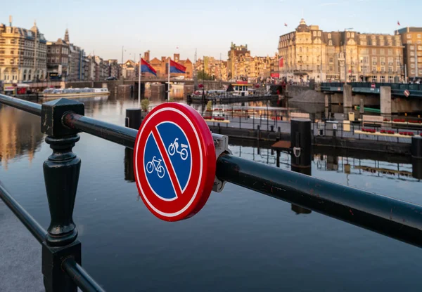 Een Bord Dat Het Verkeer Van Fietsen Verbiedt Bromde Het — Stockfoto