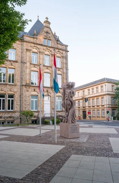 ルクセンブルク市 ルクセンブルク 7月4 2019 彫刻家Shelomo Selingerによるカディッシュ記念碑 第二次世界大戦中のホロコーストの犠牲者を追悼して — ストック写真