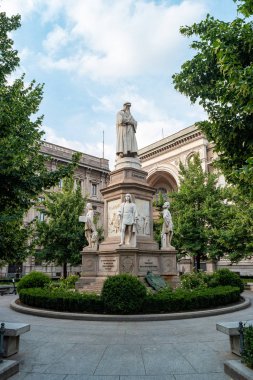 Milan, İtalya - 7 Temmuz 2019: Heykeltıraş Pietro Magni 'nin Leonardo da Vinci Anıtı.