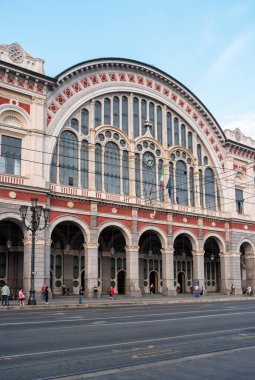Torino, Italy- 12 Temmuz 2019 Torino Porta Nuova tren istasyonunun görüntüsü.
