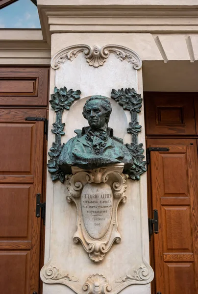 意大利都灵 2019年7月12日 诗人维托里奥 阿尔菲耶里在卡利尼亚诺剧院的铜像半身像 — 图库照片