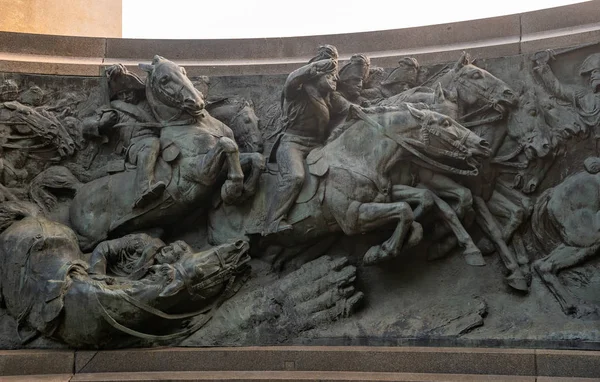 意大利都灵 2019年7月12日 高浮雕描绘了战争时期的卡宾枪骑兵 Giardini Reali 公园的Carabinieri纪念碑 — 图库照片