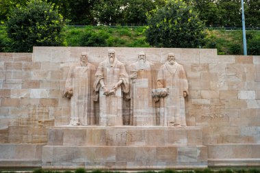 Cenevre, İsviçre - 13 Temmuz 2019: Uluslararası Reform Anıtı. Reform Duvarı 'nın merkezinde William Farel, John Calvin, Theodore Beza ve John Knox' un dört heykeli bulunuyor..