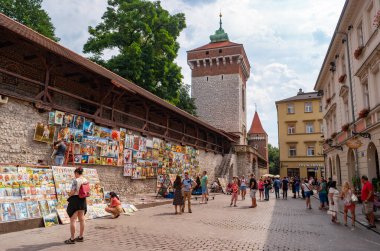 Krakow, Poland- 21 Temmuz 2019: Saint Florian Kapısı 'nın duvarlarında açık hava sanat galerisi pazarı.